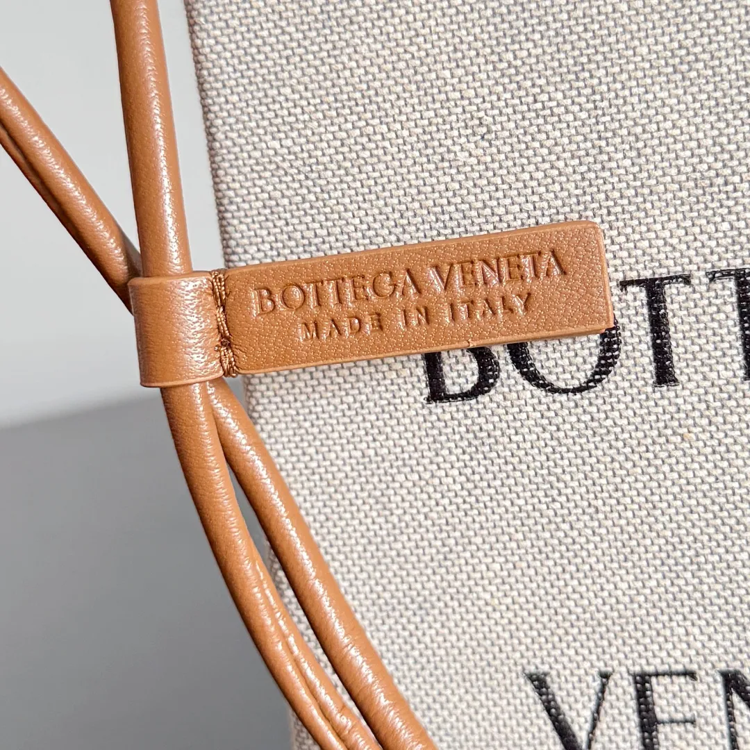 Batch 420 Let’s see what new cute little thing BV has released~ It’s this letter pendant, which is different from the puppy pendant. The weaving of this letter is more three-dimensional, and the material is very solid, and it is not easy to deform even if it is folded. Style number: N